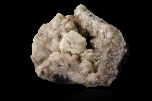 Hydrocerussite<br />Mendip Hills, Somerset, Suroeste de Inglaterra, Inglaterra / Reino Unido<br />12,0 	x	8,0	x	10,0	cm<br /> (Author: MIM Museum)