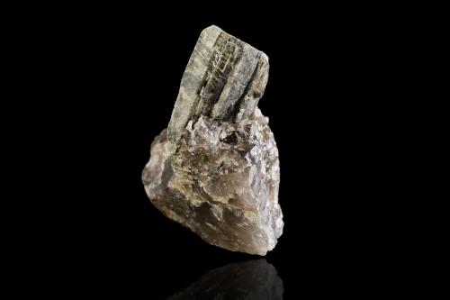 Thortveitite<br />Pegmatita Befanamo, Distrito Anjozorobe, Región Analamanga, Provincia Antananarivo, Madagascar<br />7,0	x	4,0	x	8,0	cm<br /> (Author: MIM Museum)