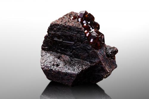 Genthelvite<br />Shigar Valley, Shigar District, Gilgit-Baltistan (Northern Areas), Pakistan<br />5,0 x 3,0 x 4,5 cm<br /> (Author: MIM Museum)