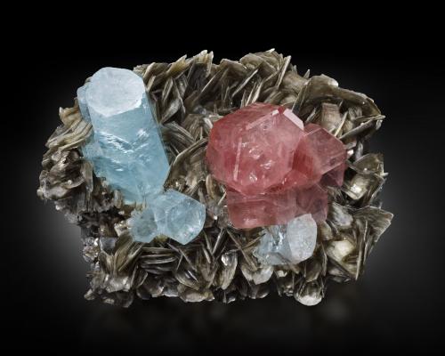 Fluorapatite (Apatite Group)<br />Nagar, Valle Hunza, Distrito Nagar, Gilgit-Baltistan (Áreas del Norte), Paquistán<br />13,0 x 8,0 x 9,0 cm<br /> (Author: MIM Museum)