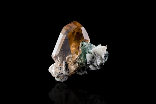 Topaz<br />Dassu, Braldu Valley, Shigar District, Gilgit-Baltistan (Northern Areas), Pakistan<br />5.0 x 6.0 x 6.5 cm<br /> (Author: MIM Museum)