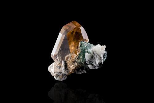 Topaz<br />Dassu, Valle Braldu, Distrito Shigar, Gilgit-Baltistan (Áreas del Norte), Paquistán<br />5.0 x 6.0 x 6.5 cm<br /> (Author: MIM Museum)