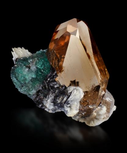 Topaz<br />Dassu, Braldu Valley, Shigar District, Gilgit-Baltistan (Northern Areas), Pakistan<br />5.0 x 6.0 x 6.5 cm<br /> (Author: MIM Museum)