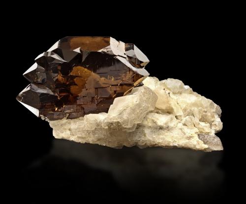 Quartz (variety smoky quartz) on Calcite<br />Aiguille de Talèfre, Mont Blanc, Chamonix, Haute-Savoie, Auvergne-Rhône-Alpes, Francia<br />16,0 	x	10,0	x	7,0	cm<br /> (Author: MIM Museum)