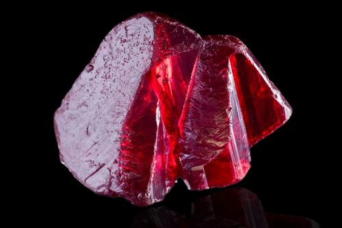 Proustite<br />Dolores Tercera Mine, Chañarcillo, Copiapó Province, Atacama Region, Chile<br />5,5 x	2,0	x	4,5	cm<br /> (Author: MIM Museum)