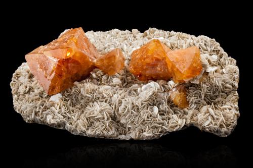 Scheelite<br />Pingwu Mine, Huya township, Mount Xuebaoding, Pingwu, Mianyang Prefecture, Sichuan Province, China<br />26,0	 x	15,0	x	9,5	cm<br /> (Author: MIM Museum)