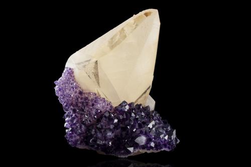 Calcite on Quartz (variety quartz amethyst)<br />Artigas Department, Uruguay<br />30,0 	x	20,0	x	30,0	cm<br /> (Author: MIM Museum)