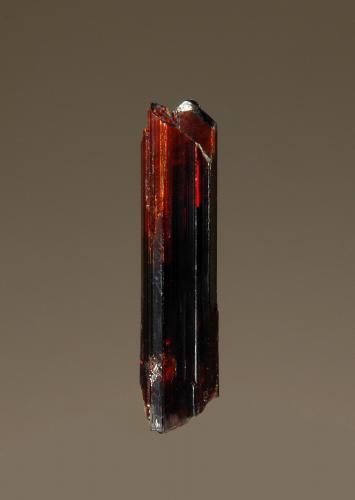 Rutile<br />Mina Rist, Hiddenite, Condado Alexander, North Carolina, USA<br />2.0 cm tall<br /> (Author: crosstimber)