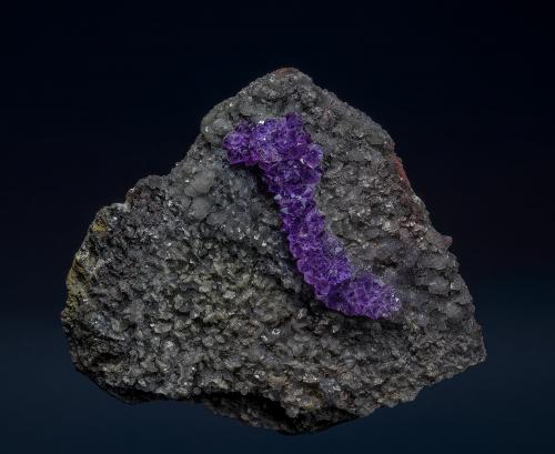 Quartz (variety amethyst)<br />Karur District, Tamil Nadu, India<br />9.5 x 8.3 cm<br /> (Author: am mizunaka)