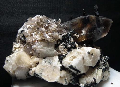 Aegirina, Ortoclasa, Cuarzo<br />Mount Malosa, Zomba District, Malawi<br />9 X 6 X 6 CM<br /> (Autor: Ricardo Fimia)