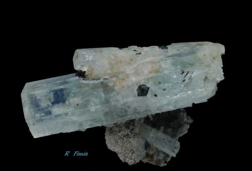 Berilo (variedad aguamarina)<br />Monte Erongo, Usakos, Región Erongo, Namibia<br />7 x 1.5 x 1.5 cm tamaño cristal<br /> (Autor: Ricardo Fimia)