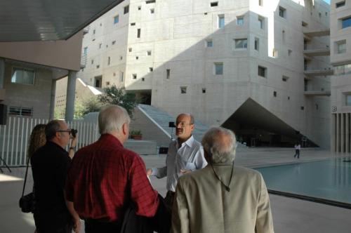 _Salim Eddé is starting his private showing for the invitees on Saturday morning with the University Building in the background. Entrance to the MIM is behind the photographer.

Photo & text: Peter (Author: Jordi Fabre)