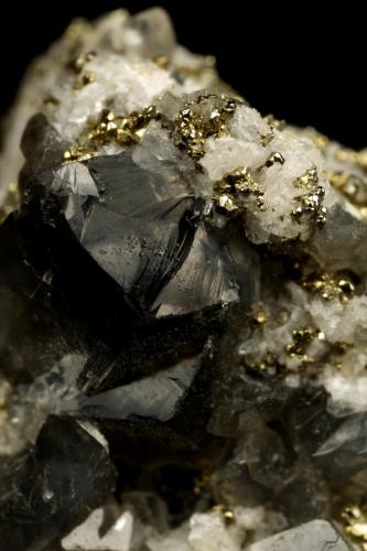 Beryl (variety emerald), Calcite, Pyrite<br />Chivor (distrito minero), Municipio Chivor, Cinturón Esmeraldífero Oriental, Departamento Boyacá, Colombia<br />19x14x21mm, xl=7mm<br /> (Author: Fiebre Verde)