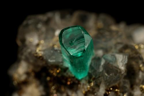 Beryl (variety emerald), Calcite, Pyrite<br />Chivor mining district, Municipio Chivor, Eastern Emerald Belt, Boyacá Department, Colombia<br />19x14x21mm, xl=7mm<br /> (Author: Fiebre Verde)