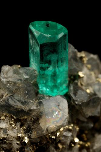 Beryl (variety emerald), Calcite, Pyrite<br />Chivor mining district, Municipio Chivor, Eastern Emerald Belt, Boyacá Department, Colombia<br />19x14x21mm, xl=7mm<br /> (Author: Fiebre Verde)