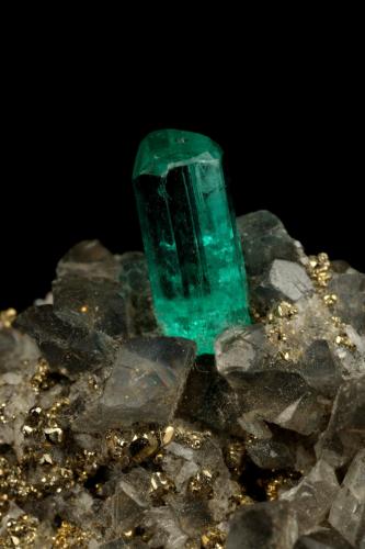 Beryl (variety emerald), Calcite, Pyrite<br />Chivor (distrito minero), Municipio Chivor, Cinturón Esmeraldífero Oriental, Departamento Boyacá, Colombia<br />19x14x21mm, xl=7mm<br /> (Author: Fiebre Verde)