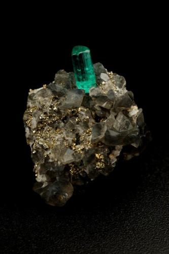 Beryl (variety emerald), Calcite, Pyrite<br />Chivor (distrito minero), Municipio Chivor, Cinturón Esmeraldífero Oriental, Departamento Boyacá, Colombia<br />19x14x21mm, xl=7mm<br /> (Author: Fiebre Verde)