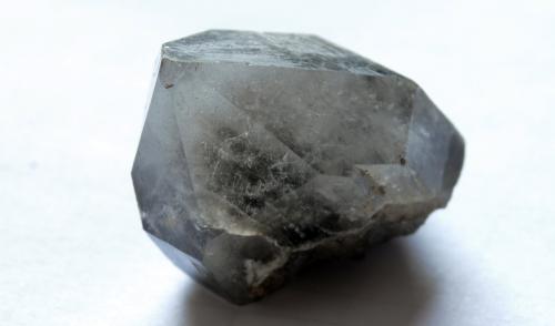 Cuarzo (variedad cuarzo ahumado)<br />Porto, Comarca Sanabria, Zamora, Castilla y León, España<br />Medidas pieza: 4x2,9x2,3 cm<br /> (Autor: Sergio Pequeño)
