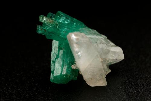 Beryl (variety emerald), Calcite<br />Coscuez (distrito minero), Municipio San Pablo de Borbur, Cinturón Esmeraldífero Occidental, Departamento Boyacá, Colombia<br />Beryl xls=12mm (aggregate) & 9mm<br /> (Author: Fiebre Verde)