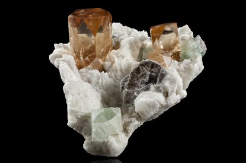 Topaz on Albite and with Fluorite and Mica<br />Yuno, Valle Shigar, Distrito Shigar, Gilgit-Baltistan (Áreas del Norte), Paquistán<br />15,0 	x	15,0	x	10,0	cm<br /> (Author: MIM Museum)