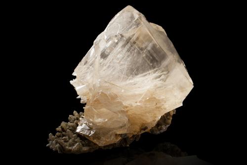 Calcite with Aragonite inclusions and Quartz<br />Dalnegorsk, Distrito urbano Dalnegorsk, Primorsky Krai, Rusia<br />21,0 x 19,0 x 19,0 cm<br /> (Author: MIM Museum)