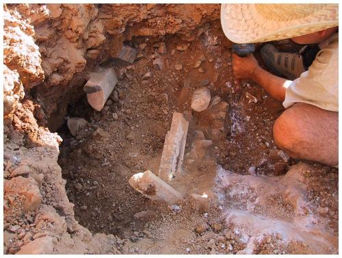 Y esta foto es ya abierta la geoda y trabajando para sacar las enormes muestras que de allí salieron. Julio 2001 (Autor: Rafa Muñoz(mineralvarado))