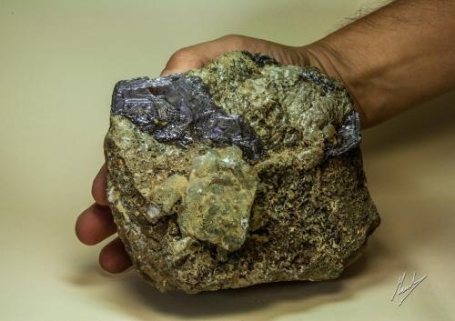 Molibdenita<br />Babu District, Hezhou Prefecture, Guangxi Zhuang Autonomous Region, China<br />145 X 127 mm. Cristal: 84 mm. Peso 1893 g<br /> (Autor: Manuel Mesa)