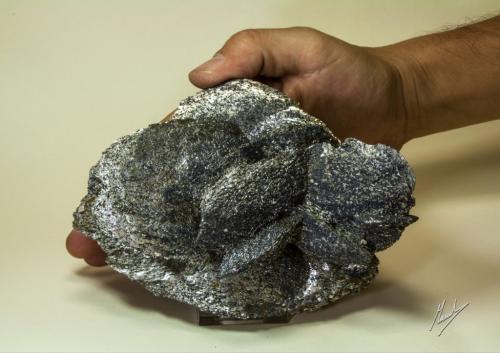 Löllingita<br />Huanggang Mines, Hexigten Banner (Kèshíkèténg Qí), Chifeng (Ulanhad), Inner Mongolia Autonomous Region, China<br />153 X 111 mm. Peso 2633 g<br /> (Autor: Manuel Mesa)