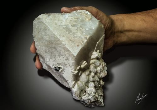 Microclina<br />Shigar Valley, Shigar District, Gilgit-Baltistan (Northern Areas), Pakistan<br />150 x 116 mm. Peso 1706 g<br /> (Autor: Manuel Mesa)