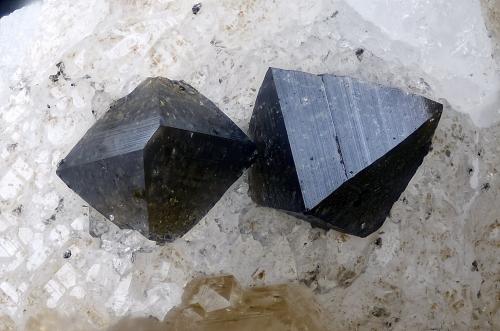 Anatasa<br />Miage Glacier, Veny Valley, Monte Bianco Massif (Mont Blanc Massif), Courmayeur, Aosta Valley (Val d'Aosta), Italy<br />Campo de visión 2,5 mm.<br /> (Autor: Juan Miguel)