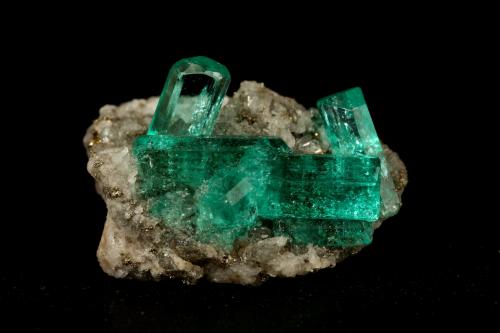 Beryl (variety emerald), Calcite, Pyrite<br />Chivor (distrito minero), Municipio Chivor, Cinturón Esmeraldífero Oriental, Departamento Boyacá, Colombia<br />largest xl=11mm<br /> (Author: Fiebre Verde)