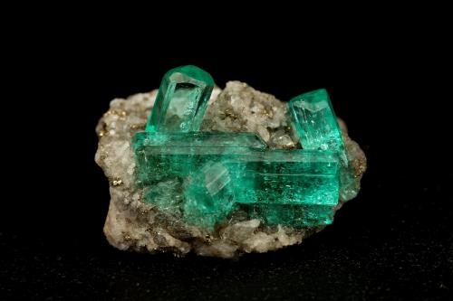 Beryl (variety emerald), Calcite, Pyrite<br />Chivor (distrito minero), Municipio Chivor, Cinturón Esmeraldífero Oriental, Departamento Boyacá, Colombia<br />largest xl=11mm<br /> (Author: Fiebre Verde)