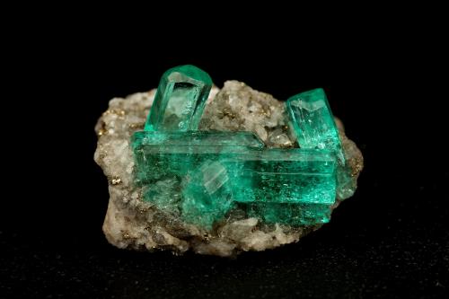 Beryl (variety emerald), Calcite, Pyrite<br />Chivor mining district, Municipio Chivor, Eastern Emerald Belt, Boyacá Department, Colombia<br />largest xl=11mm<br /> (Author: Fiebre Verde)