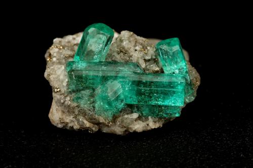 Beryl (variety emerald), Calcite, Quartz<br />Chivor mining district, Municipio Chivor, Eastern Emerald Belt, Boyacá Department, Colombia<br />largest xl=11mm<br /> (Author: Fiebre Verde)