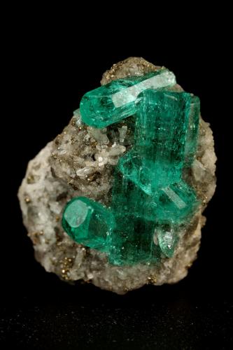 Beryl (variety emerald), Calcite, Pyrite<br />Chivor (distrito minero), Municipio Chivor, Cinturón Esmeraldífero Oriental, Departamento Boyacá, Colombia<br />largest xl=11mm<br /> (Author: Fiebre Verde)