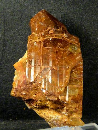 Topacio<br />San Nicolás mining group (San Nicolás Mine), Valle de la Serena, Comarca La Serena, Badajoz, Extremadura, Spain<br />4,5 x 2 x 2,5 cm.<br /> (Autor: Felipe Abolafia)