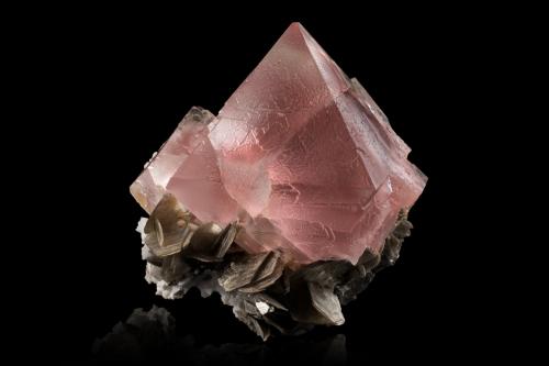 Fluorite with Muscovite<br />Chumar Bakhoor, Valle Hunza, Distrito Nagar, Gilgit-Baltistan (Áreas del Norte), Paquistán<br />12,0	 x	12,0	x	12,5	cm<br /> (Author: MIM Museum)