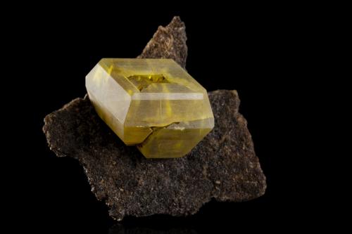 Sulfur<br />Agrigento (Girgenti) Province, Sicily, Italy<br />9,5	x	8,5	x	5,0	cm<br /> (Author: MIM Museum)