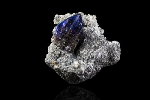 Zoïsite (variety tanzanite) with Graphite<br />Merelani, Montes Lelatema, Distrito Simanjiro, Región Manyara, Tanzania<br />9,5	x	10,0	x	7,5	cm<br /> (Author: MIM Museum)