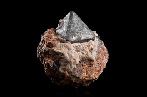 Franklinite with Calcite and Willemite<br />Cantera Furnace, Franklin Marble, Franklin, Distrito minero Franklin, Condado Sussex, New Jersey, USA<br />8,5	x	9,0	x	6,0	cm<br /> (Author: MIM Museum)