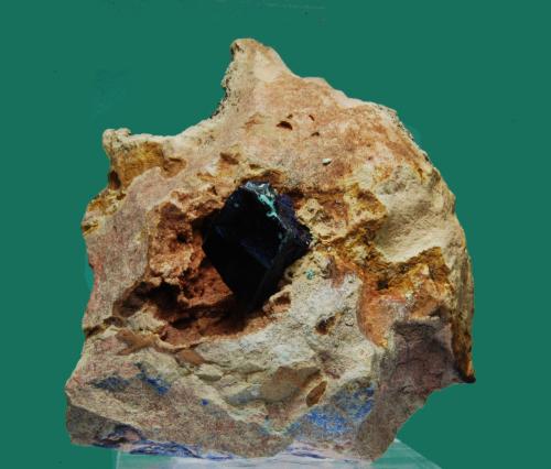 Azurita<br />Kerrouchen, Provincia Khénifra, Región Beni Mellal-Khenifra, Marruecos<br />11 x 9 x 5 cm , tamaño cristal de  2 x 1,7 cm<br /> (Autor: Ricardo Fimia)