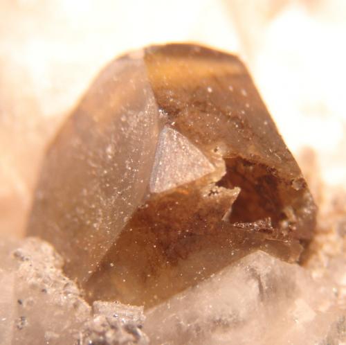 Siderita<br />Vicente Marinho Mine, Mantena, Vale do Rio Doce, Minas Gerais, Brazil<br />0,9 x 0,9 x 0,8 cm<br /> (Autor: Anisio Claudio)