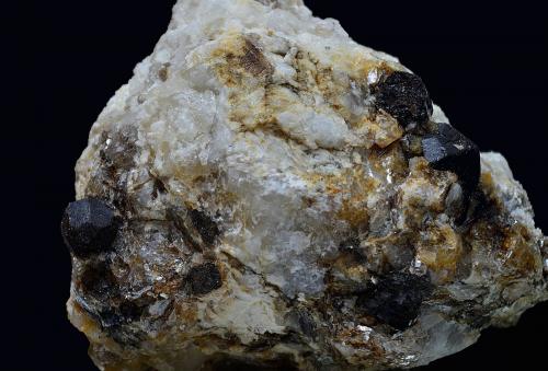 Almandino (Grupo Granate)<br />Las Esmeraldas Mine, La Alcubilla, Villaviciosa de Córdoba, Comarca Valle del Guadiato, Córdoba, Andalusia, Spain<br />74 x 51 mm.<br /> (Autor: Antonio Carmona)