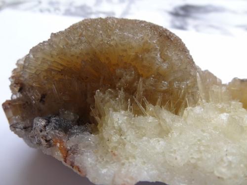 Adamite, Smithsonite<br />Mina Tsumeb, Tsumeb, Región Otjikoto, Namibia<br />12,5x5,5x4cm<br /> (Author: Dave van Bladel)