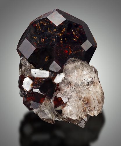 Spessartite with Quartz and Schorl<br />Shigar Valley, Shigar District, Gilgit-Baltistan (Northern Areas), Pakistan<br />9,0	x	6,0	x	6,0	cm<br /> (Author: MIM Museum)