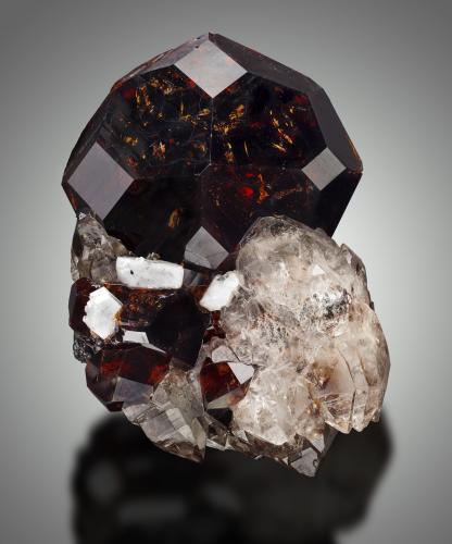 Spessartite with Quartz and Schorl<br />Valle Shigar, Distrito Shigar, Gilgit-Baltistan (Áreas del Norte), Paquistán<br />9,0	x	6,0	x	6,0	cm<br /> (Author: MIM Museum)