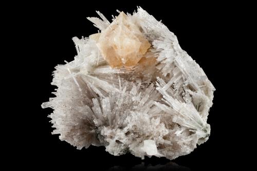 Powellite on Scolecite<br />Pandulena Hills, Distrito Nashik (Nasik), Maharashtra, India<br />17,0	x	15,0	x	12,0	cm<br /> (Author: MIM Museum)