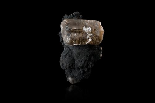 Calcite<br />Mina Huangpolong, Pozo número 884, Leiping, Guiyang, Prefectura Chenzhou, Provincia Hunan, China<br />13,0	x	9,0	x	12,0	cm<br /> (Author: MIM Museum)