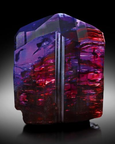 Zoïsite (variety tanzanite)<br />Merelani Hills, Lelatema Mountains, Simanjiro District, Manyara Region, Tanzania<br />9,5	x	5,0	x	10,5	cm<br /> (Author: MIM Museum)
