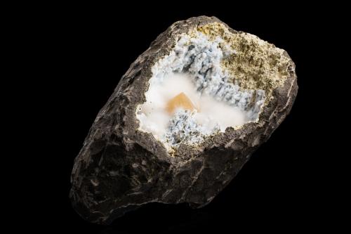 Mordenite and Quartz (variety chalcedony)<br />Chakan, Distrito Pune (Distrito Poonah), Maharashtra, India<br />19,0	x	12,0	x	10,5	cm<br /> (Author: MIM Museum)
